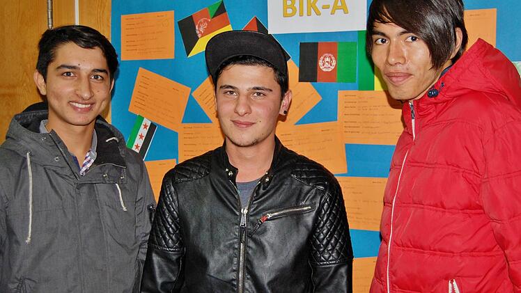 Drei Freunde, drei Heimatländer, ein Vorname: (von links) Muhammad Arslan (17, Pakistan), Mohammed Moheddin (18, Syrien) und Mohammad Moradi (17, Afghanistan). Foto: Sigismund von Dobschütz