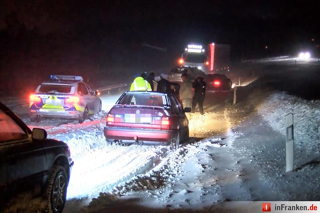 Winterchaos in Hochfranken - Laster und Autos stecken fest - Sturmböen sorgen für Schneeverwehungen - Schnee liegt auf den Straßen mehr als knöchelhoch