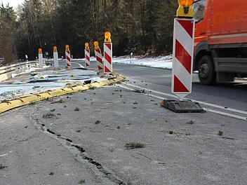 Dringender Handlungsbedarf: Um zehn bis zwölf Zentimeter hat sich die Fahrbahn am  Hambach an einer Stelle gesetzt. Eckehard Kiesewetter
