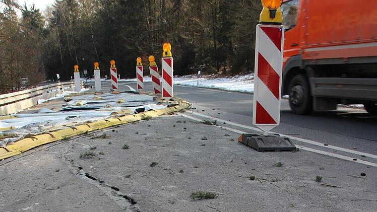 Dringender Handlungsbedarf: Um zehn bis zwölf Zentimeter hat sich die Fahrbahn am  Hambach an einer Stelle gesetzt. Eckehard Kiesewetter