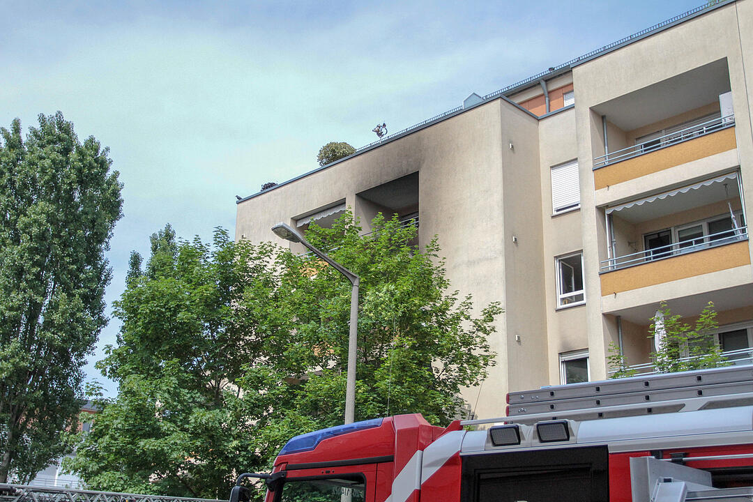 Nürnberg: Feuer in Wohnhaus - Feuerwehr rettet Bewohner
