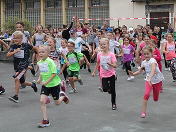 Start zum "Spenden-Lauf" um das gesamte Stadtsteinacher Schulgelände. Foto: Klaus Klaschka