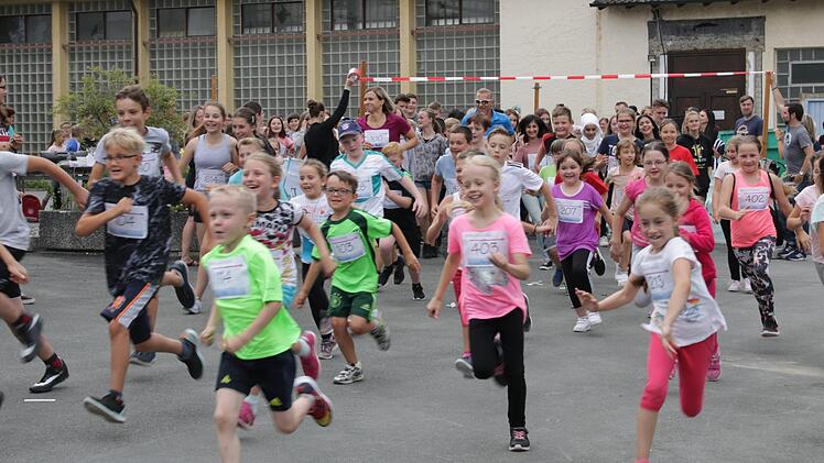 Start zum "Spenden-Lauf" um das gesamte Stadtsteinacher Schulgelände. Foto: Klaus Klaschka