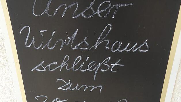 Das Schild vor dem Gasthaus in Neudorf Foto: Paul Pöhlmann