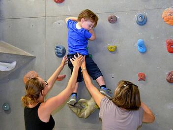Lena Heidelmann (links) und Gerlinde Eisenmann sichern mit vier Händen den dreijährigen Benedikt. Foto: Peter Rauch