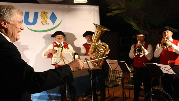 Im Januar 2011 war Horst Seehofer schon einmal in Kitzingen, Damals sprach und dirigierte er im Glashaus Harmonie in Etwashausen.