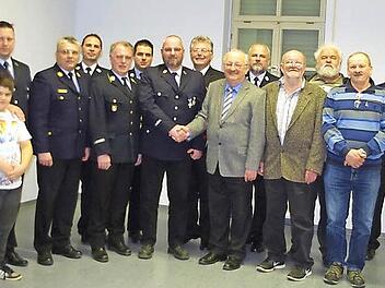 Die Feuerwehr Au mit ihrem Vorsitzenden Harry Karl (links) nutzte ihre Jahreshauptversammlung für Ehrungen, Beförderungen, Ernennungen und Neuaufnahmen. Mit im Bild sind Vertreter der Kreisbrandinspektion, Bürgermeister Herbert Schneider (Achter von rechts) sowie weiterer stellvertretender Landrat Bernd Steger (Siebter von rechts).  Foto: Heike Schülein