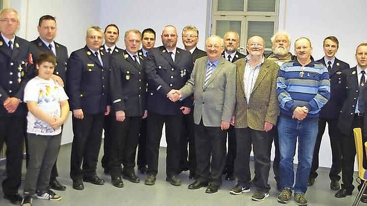 Die Feuerwehr Au mit ihrem Vorsitzenden Harry Karl (links) nutzte ihre Jahreshauptversammlung für Ehrungen, Beförderungen, Ernennungen und Neuaufnahmen. Mit im Bild sind Vertreter der Kreisbrandinspektion, Bürgermeister Herbert Schneider (Achter von rechts) sowie weiterer stellvertretender Landrat Bernd Steger (Siebter von rechts).  Foto: Heike Schülein