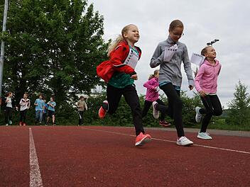 Kinder starten zum Sponsorenlauf. Foto: Arkadius Guzy