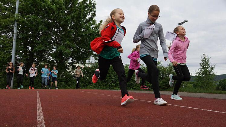 Kinder starten zum Sponsorenlauf. Foto: Arkadius Guzy
