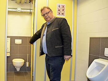 Martin Stingl führt durch alle Räume, und zeigt, dass die Frankenhalle nicht unter ihrem Einsatz als Flüchtlingsunterkunft gelitten hat. Foto: Rainer Lutz