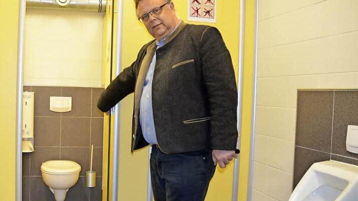 Martin Stingl führt durch alle Räume, und zeigt, dass die Frankenhalle nicht unter ihrem Einsatz als Flüchtlingsunterkunft gelitten hat. Foto: Rainer Lutz