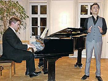 Hans-Martin Gräbner am Flügel und Tenor Juan Carlos Falcón begeisterten im Trebgaster Kantorat mit der "Winterreise" von Franz Schubert. Foto: Dieter Hübner