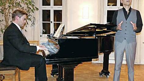 Hans-Martin Gräbner am Flügel und Tenor Juan Carlos Falcón begeisterten im Trebgaster Kantorat mit der "Winterreise" von Franz Schubert. Foto: Dieter Hübner