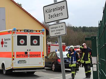 Notarzteinsatz in der Kläranlage in Zeckern: Am Mittwochnachmittag ist hier ein Angestellter in eine Walze geraten. Der Mann ist noch vor Ort an seinen schweren Verletzungen gestorben. Foto: Christian Bauriedel