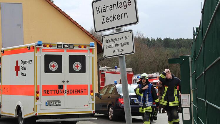 Notarzteinsatz in der Kläranlage in Zeckern: Am Mittwochnachmittag ist hier ein Angestellter in eine Walze geraten. Der Mann ist noch vor Ort an seinen schweren Verletzungen gestorben. Foto: Christian Bauriedel