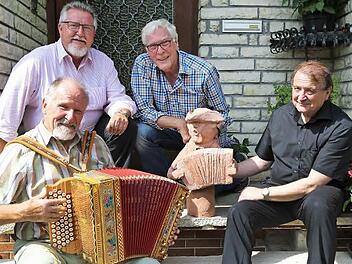 Eberhard Hofmann, Helmut Pfefferle, Volker Hahn und Georg Hötzelein (v. l.) verbinden Kunst, Musik und fränkische Lebensart.  Foto: Franz Galster