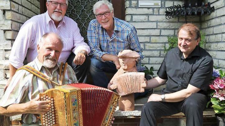 Eberhard Hofmann, Helmut Pfefferle, Volker Hahn und Georg Hötzelein (v. l.) verbinden Kunst, Musik und fränkische Lebensart.  Foto: Franz Galster