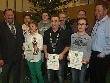 Vorsitzender Bernhard Braun (links) und sein Stellvertreter Michael Jessberger (rechts) zeichneten bei der Weihnachtsfeier die erfolgreichsten Angler aus (von links): Jonas Eck, Eric Eck (Jugendfischerkönig), Stefan Schmitt, Christian Seufert (Fischerkönig), Michael Christ, Günther Eisenmann und Kevin Schmitt aus.  Foto: Stefan Geiger