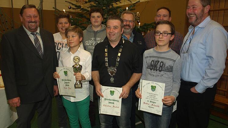 Vorsitzender Bernhard Braun (links) und sein Stellvertreter Michael Jessberger (rechts) zeichneten bei der Weihnachtsfeier die erfolgreichsten Angler aus (von links): Jonas Eck, Eric Eck (Jugendfischerkönig), Stefan Schmitt, Christian Seufert (Fischerkönig), Michael Christ, Günther Eisenmann und Kevin Schmitt aus.  Foto: Stefan Geiger