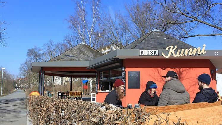 Die ersten Kunden des wiederer&ouml;ffneten Kiosks am Bamberger Adenauerufer lie&szlig;en nicht lange auf sich warten.Jann Weckel