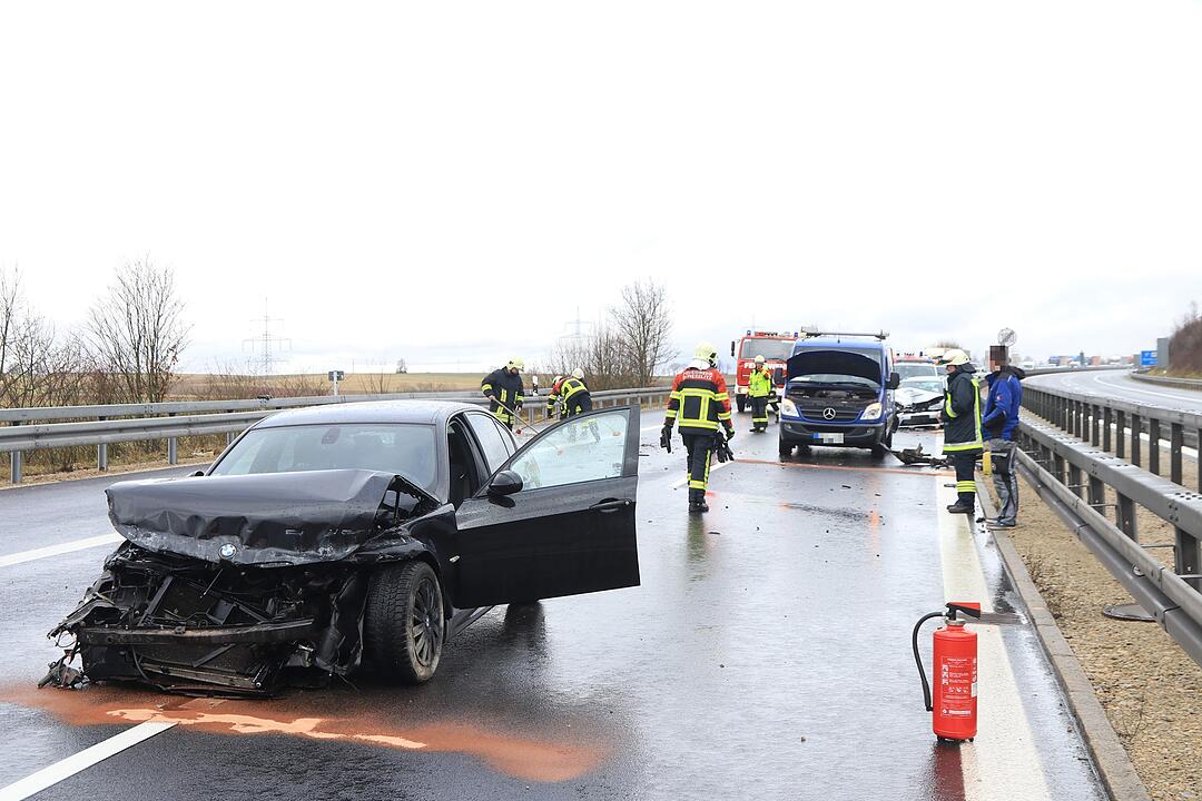 Bilder: Auto gegen Lkw geschleudert - Unfallserie auf der A70