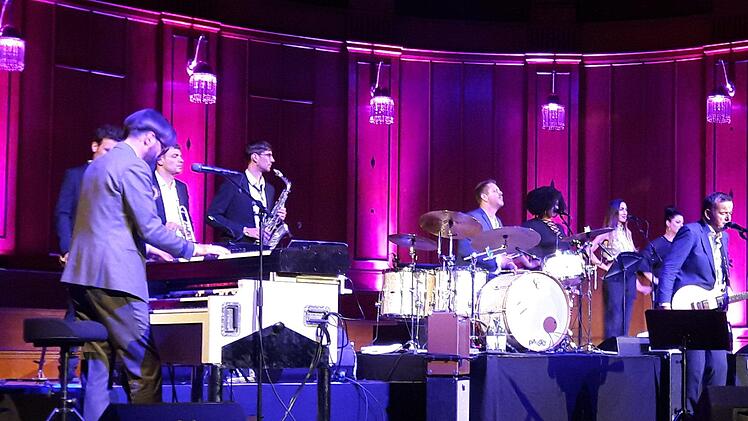 Das Konzert des Schweizer Blues- und Soulkönigs Philipp Fankhauser im Max-Littmann Saal war Teamarbeit im besten Sinn.  Hartmut Hessel