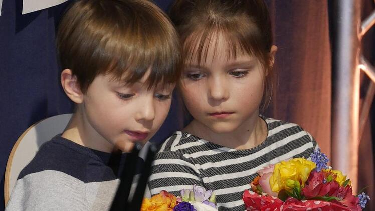 Lorenz und seine Cousine Lilo sorgten für die musikalische  Umrahmung und betrachteten ehrfürchtig ihr Blumengeschenk.  Foto: Manja von Nida