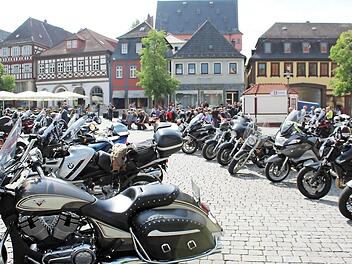 Eindrucksvolle Motorräder vor eindrucksvoller Kulisse: der Motorradgottesdienst auf dem Marktplatz Fotos: Markus Häggberg