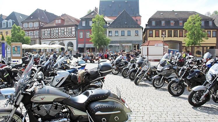 Eindrucksvolle Motorräder vor eindrucksvoller Kulisse: der Motorradgottesdienst auf dem Marktplatz Fotos: Markus Häggberg