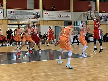 Der Bamberger Neuzugang Tyler Larson im Testspiel gegen Ulm beim Halbdistanzwurf. Foto: Brose Bamberg