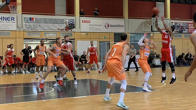 Der Bamberger Neuzugang Tyler Larson im Testspiel gegen Ulm beim Halbdistanzwurf. Foto: Brose Bamberg