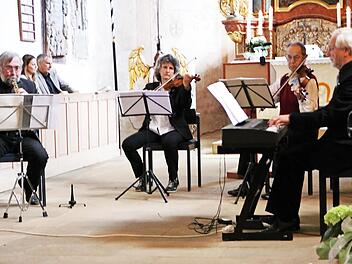 Ein Benefizkonzert zugunsten der Pressecker Dreifaltigkeitskirche gaben (von rechts) Heiner Beyer, Walter Steiner, Martina Schubert und Reiner Mengele. Die Innenrenovierung des wegen ihrer Deckenbemalung einmaligen Gotteshauses beginnt nach Pfings...