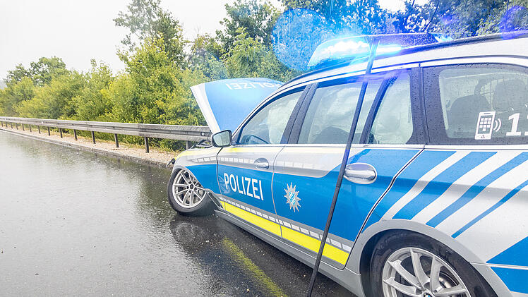 Polizeiauto total beschädigt: Einsatzfahrt endet in Leitplanke