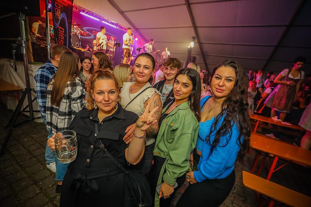 Samstagsparty im Festzelt!