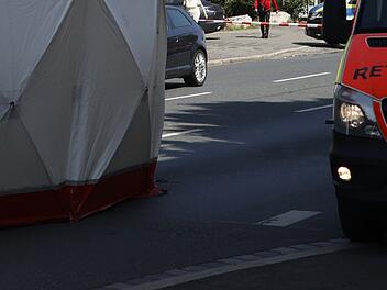 Unfall, Verkehrsunfall, Absperrung, Sichtschutz, Gaffer, Schaulustige, Rettungsdienst