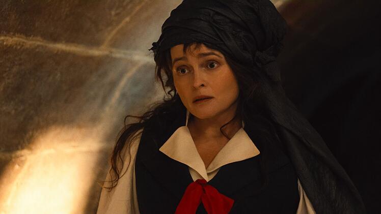 Eudoria Holmes (Helena Bonham Carter) macht sich Sorgen um ihren Sohn.