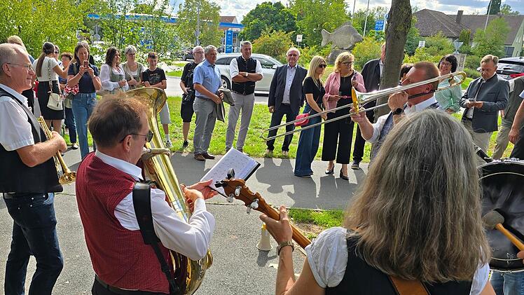 Die &bdquo;Gonzo&lsquo;s Dixi Combo&ldquo; spielt zum Jubil&auml;um des 25-j&auml;hrigen Bestehens der Karpfenfigur &bdquo;Fridolin&ldquo; (im Hintergrund) in H&ouml;chstadt. Johanna Blum