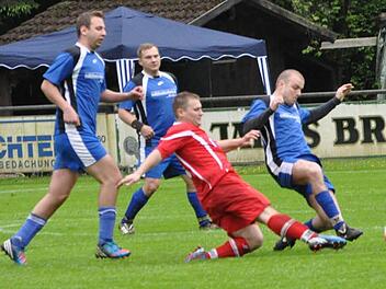 In der abgelaufenen Saison der A-2 scheiterte der FC Welitsch (blaue Trikots) im Kampf um die Meisterschaft nur knapp am TSV Wilhelmsthal. Auch diesmal ist mit der Truppe von Trainer Zapf zu rechnen. Foto: Kalb