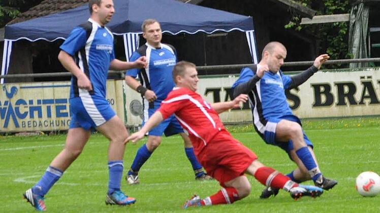 In der abgelaufenen Saison der A-2 scheiterte der FC Welitsch (blaue Trikots) im Kampf um die Meisterschaft nur knapp am TSV Wilhelmsthal. Auch diesmal ist mit der Truppe von Trainer Zapf zu rechnen. Foto: Kalb