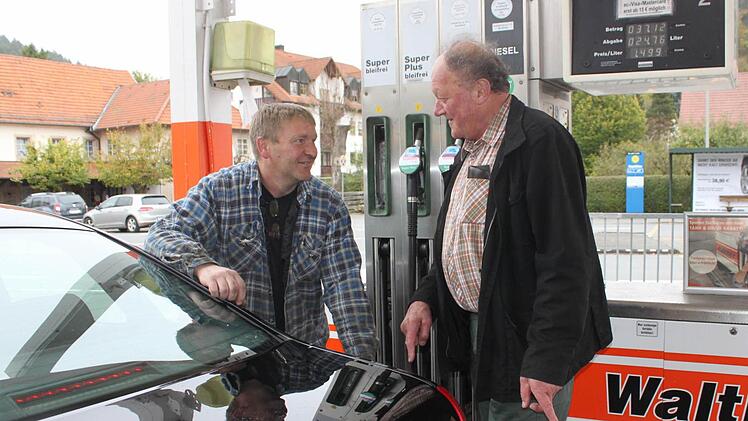 Tankstellenpächter Armin Friedlein (links) und sein Kunde Konrad Biedermann sind sich einig: Denunzianten kann kein Mensch gebrauchen.  Foto: Stephan Tiroch