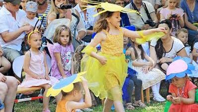 Eine Reise durch die vier Jahreszeiten präsentierten die Münnerstädter Kindergartenkinder. Foto: Heike Beudert