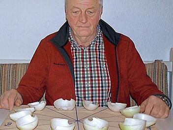 Mit Spannung erwartet Kurt Markert das Ergebnis seines Zwiebelorakels am Neujahrsabend.  Foto: Wolfgang Ortloff