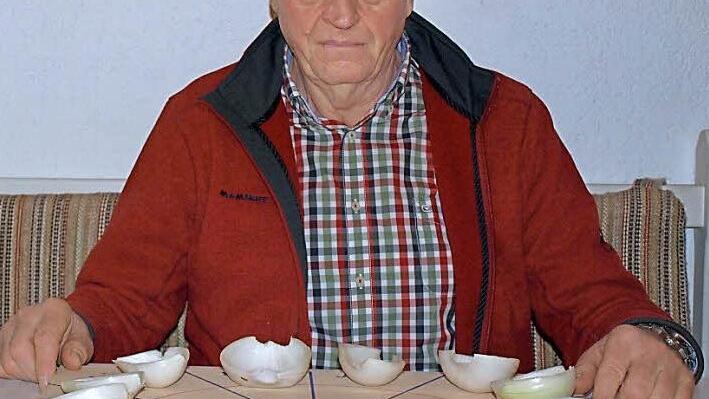 Mit Spannung erwartet Kurt Markert das Ergebnis seines Zwiebelorakels am Neujahrsabend.  Foto: Wolfgang Ortloff