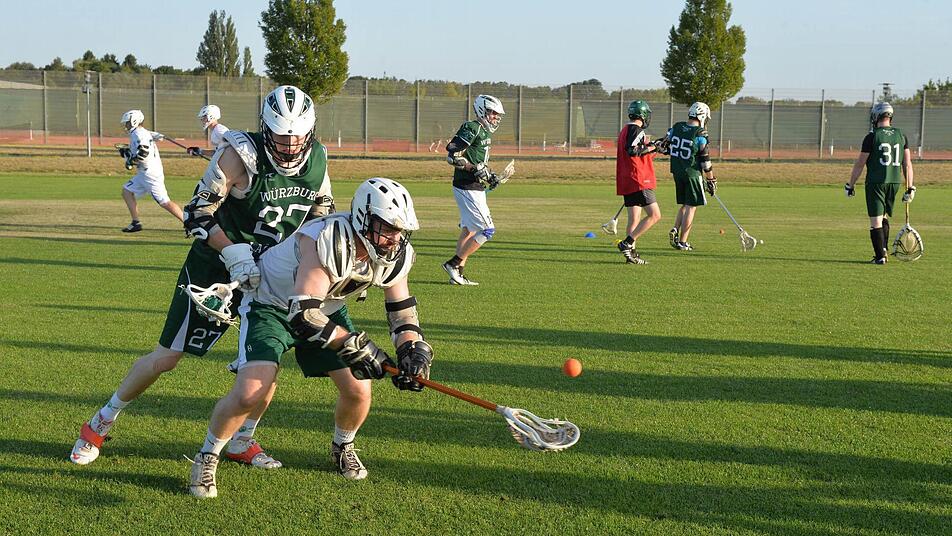 Beim Lacrosse treffen Technik, Ballgefühl und körperliche Härte aufeinander.  Fotos: Ronald Rinklef