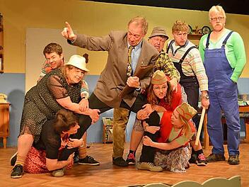 In den letzten Proben vor der Premiere feilt die Theaterbühne Ahorn an ihrem aktuellen Stück, dem Bauernschwank "Das Damenduell". Premiere ist am 15. April. Foto: Gabi Bertram