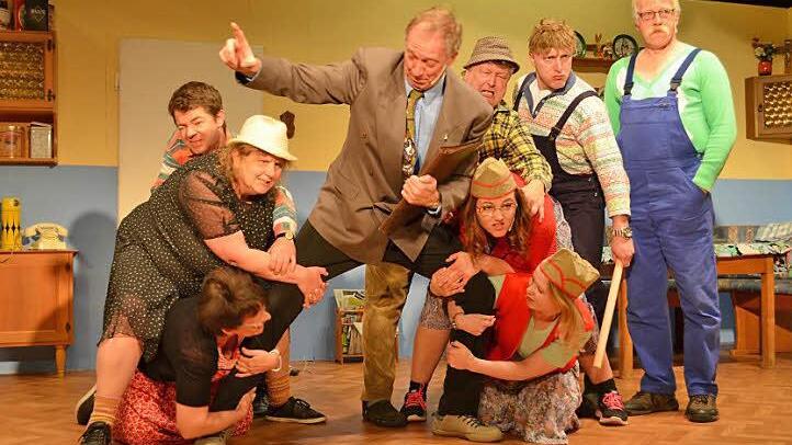 In den letzten Proben vor der Premiere feilt die Theaterbühne Ahorn an ihrem aktuellen Stück, dem Bauernschwank "Das Damenduell". Premiere ist am 15. April. Foto: Gabi Bertram