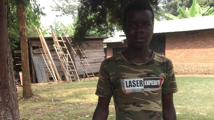 Dorisi ohne Arme und Beine, hat keine Eltern, neben ihm ein Freund.Regina Rinke