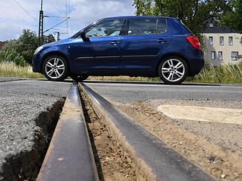 Der Bahnübergang in der Kronacher Straße sollte dringend verbessert werden, findet nicht nur Helga Geyer.Ronald Rinklef