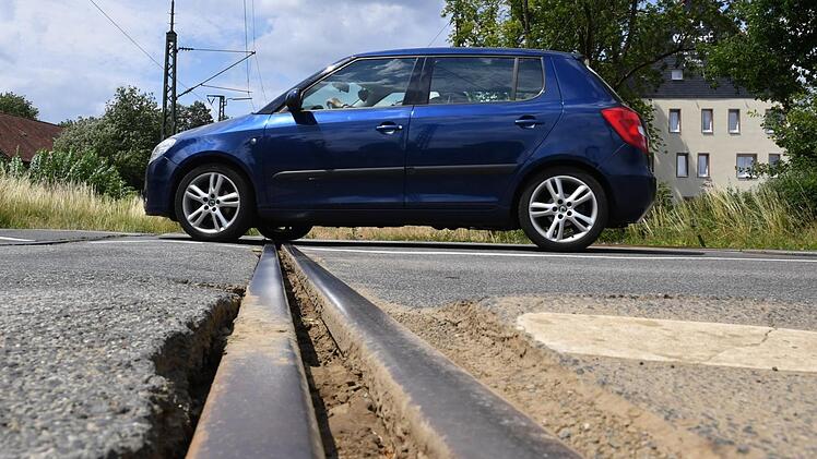 Der Bahnübergang in der Kronacher Straße sollte dringend verbessert werden, findet nicht nur Helga Geyer.Ronald Rinklef